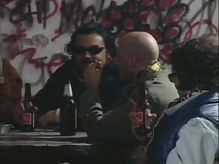 Άγριο Σεξ Rough vintage gangbang in a bar