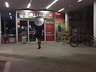 Vonku Crossdresser plays with dildo in public