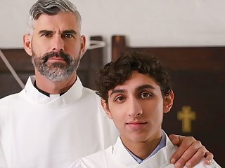 Ηλικιωμένες Hot Priest Sex With Catholic Altar Boy While Training